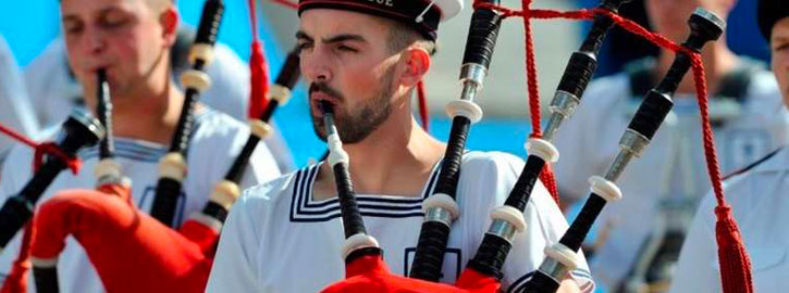 Composé de 30 musiciens et chanteurs le Bagad de Lann Bijoué est l’ambassadeur de la musique Bretonne et de la Marine française